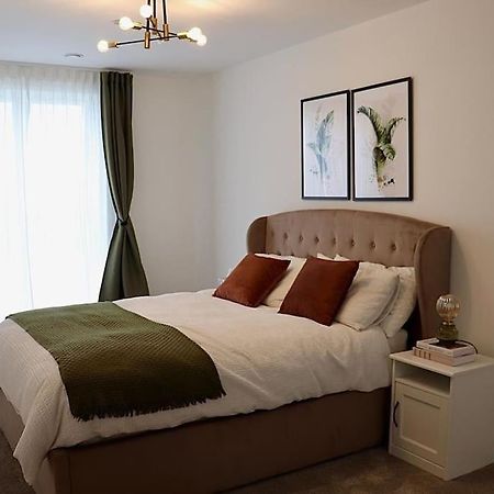 A Stylish Two Bedroom Modern Apartment With Parking บาร์คกิ้ง ภายนอก รูปภาพ