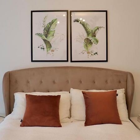 A Stylish Two Bedroom Modern Apartment With Parking บาร์คกิ้ง ภายนอก รูปภาพ