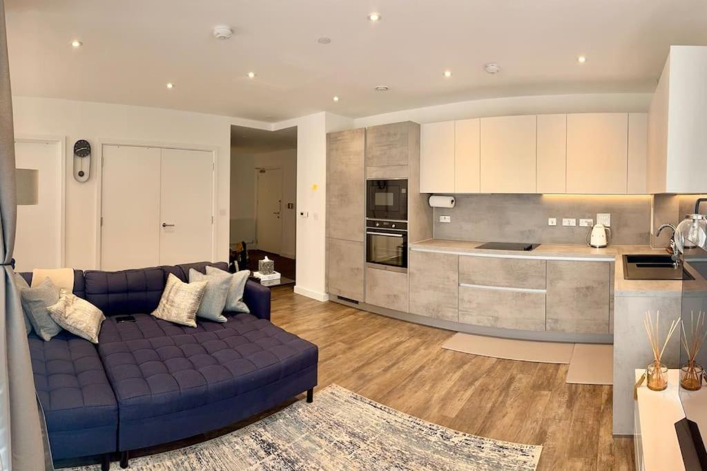 A Stylish Two Bedroom Modern Apartment With Parking บาร์คกิ้ง ภายนอก รูปภาพ