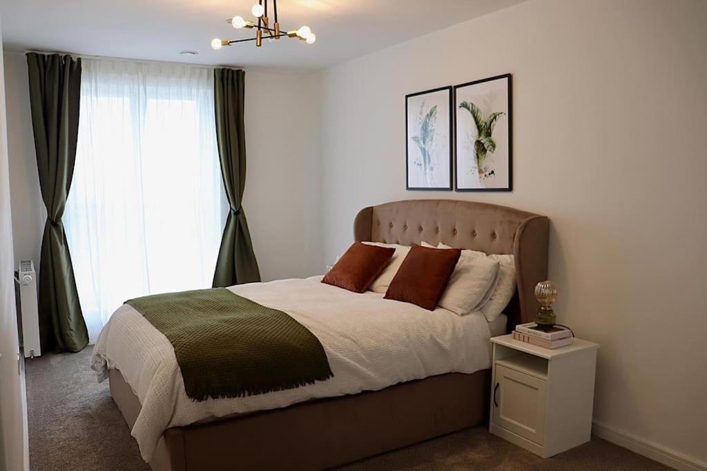 A Stylish Two Bedroom Modern Apartment With Parking บาร์คกิ้ง ภายนอก รูปภาพ