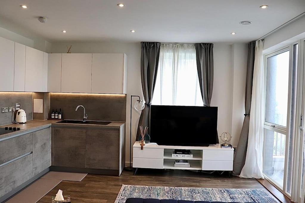 A Stylish Two Bedroom Modern Apartment With Parking บาร์คกิ้ง ภายนอก รูปภาพ