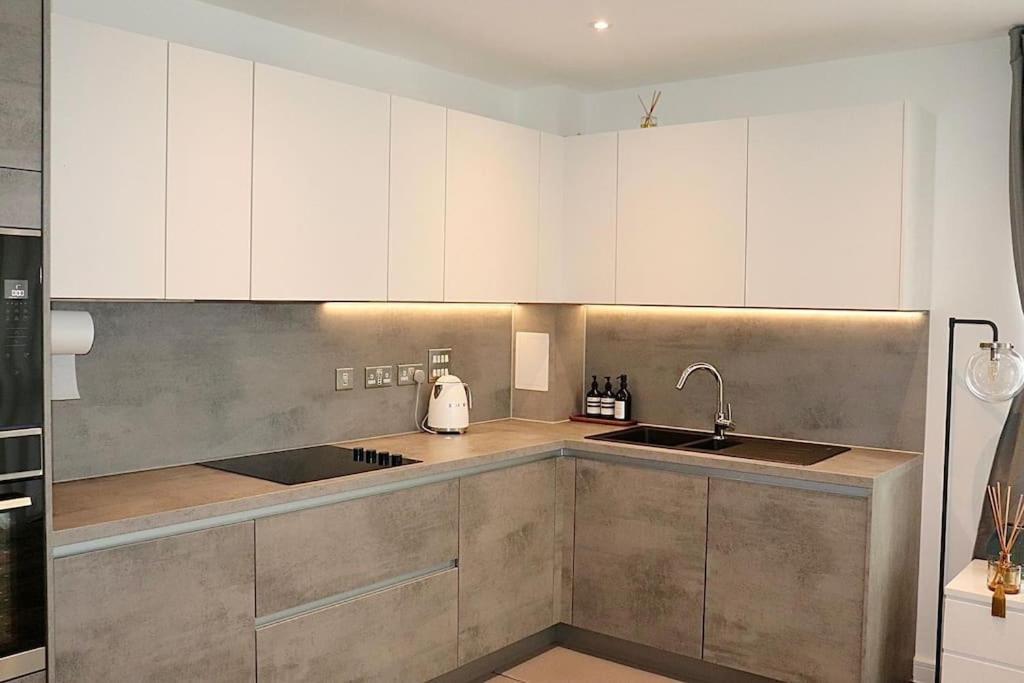 A Stylish Two Bedroom Modern Apartment With Parking บาร์คกิ้ง ภายนอก รูปภาพ