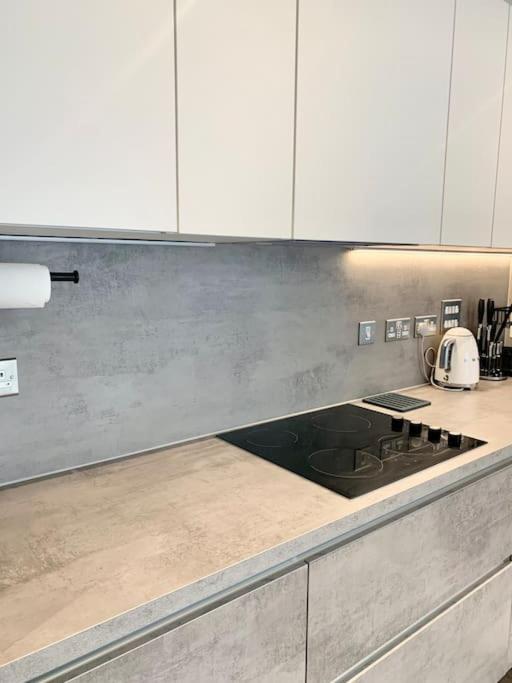 A Stylish Two Bedroom Modern Apartment With Parking บาร์คกิ้ง ภายนอก รูปภาพ