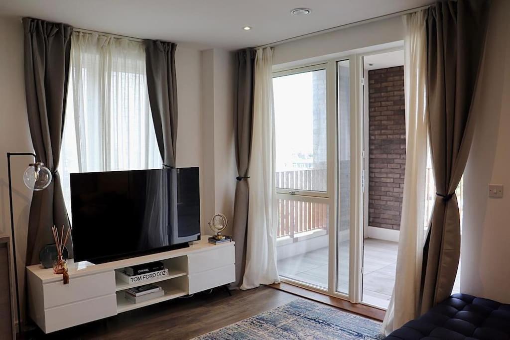 A Stylish Two Bedroom Modern Apartment With Parking บาร์คกิ้ง ภายนอก รูปภาพ