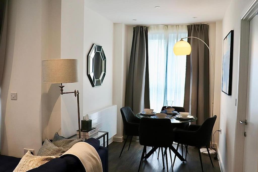 A Stylish Two Bedroom Modern Apartment With Parking บาร์คกิ้ง ภายนอก รูปภาพ