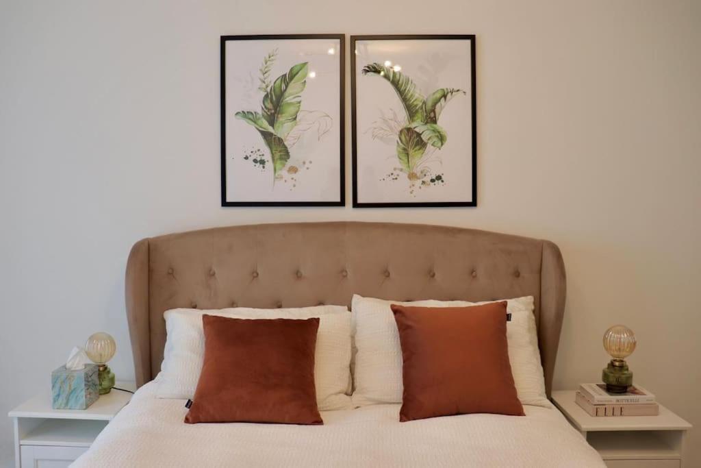 A Stylish Two Bedroom Modern Apartment With Parking บาร์คกิ้ง ภายนอก รูปภาพ