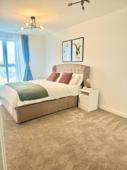 A Stylish Two Bedroom Modern Apartment With Parking บาร์คกิ้ง ภายนอก รูปภาพ
