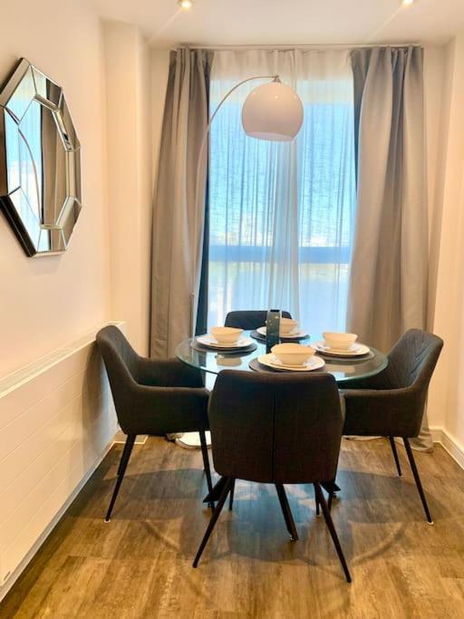 A Stylish Two Bedroom Modern Apartment With Parking บาร์คกิ้ง ภายนอก รูปภาพ