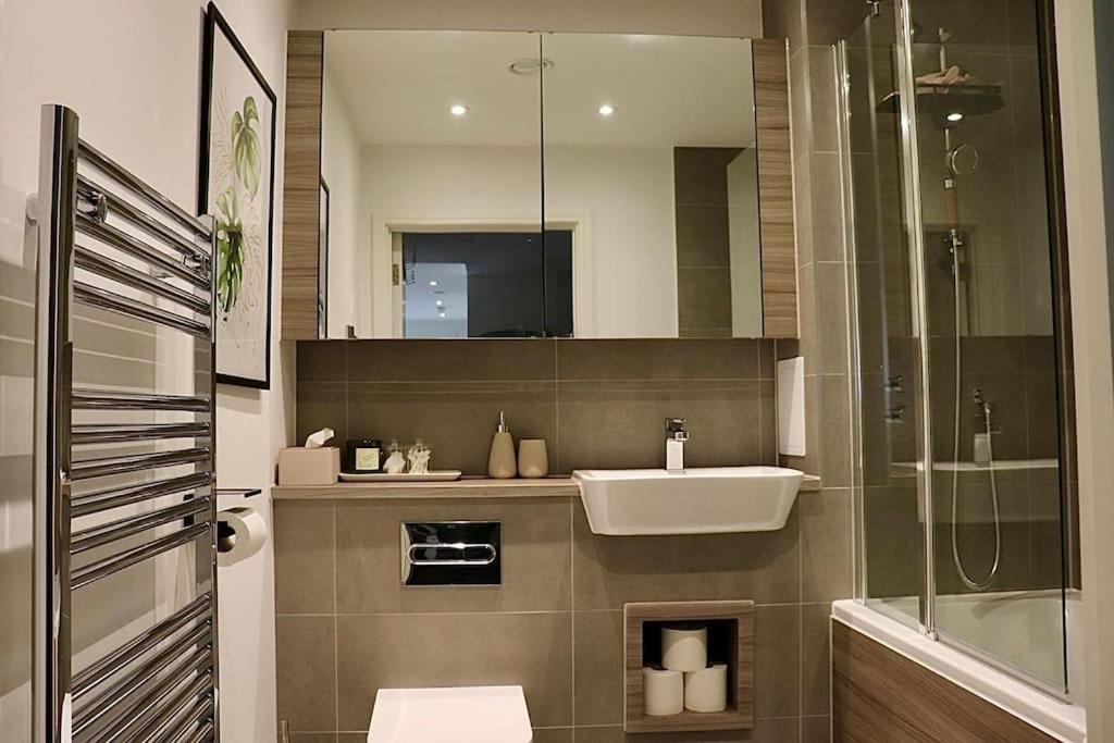 A Stylish Two Bedroom Modern Apartment With Parking บาร์คกิ้ง ภายนอก รูปภาพ
